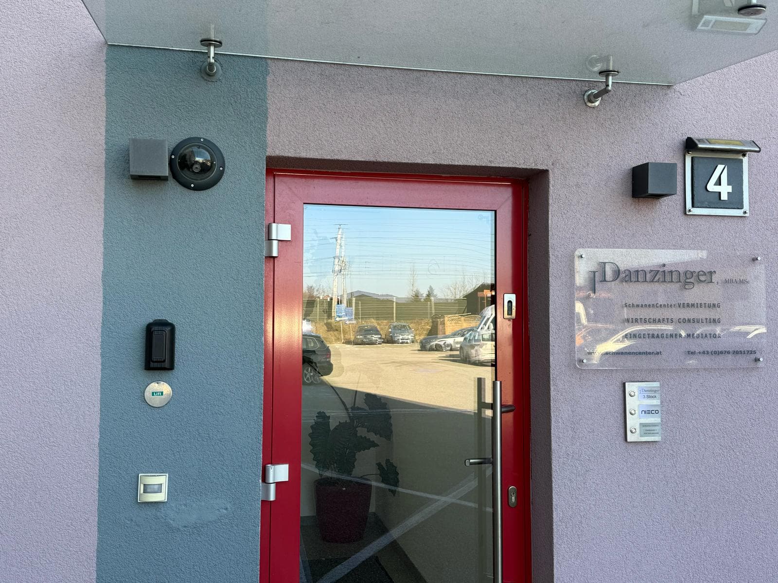 Eingang des Bürogebäudes